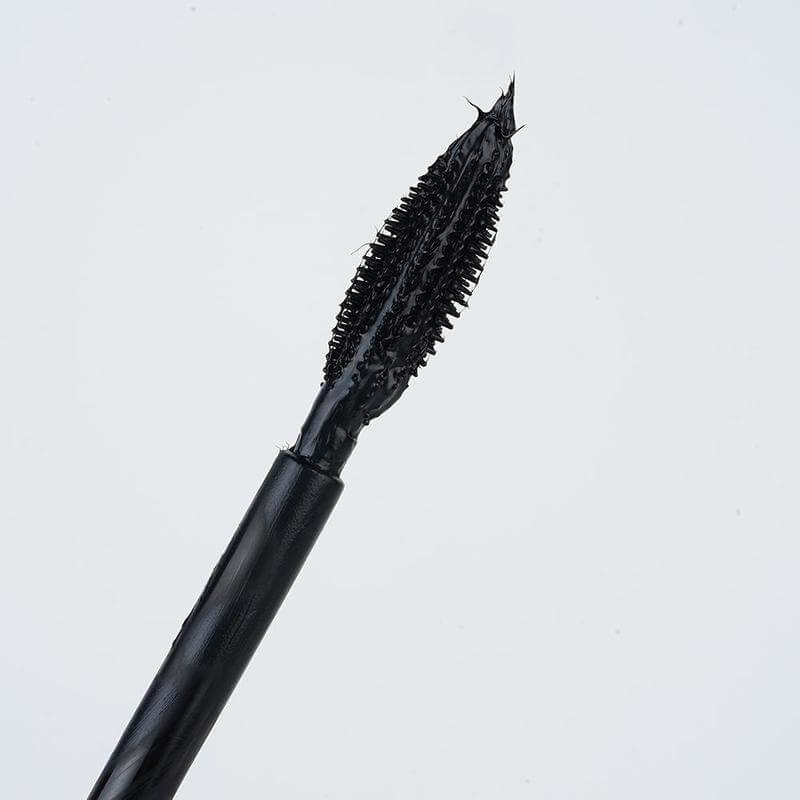 Flekkfri 4D mascara for kvinner. Vanntett formel som gir volum og lengde som varer hele dagen.