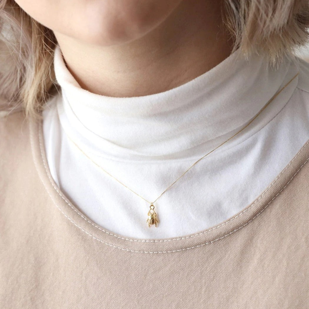 Elegant statement smykke for kvinner: Bille amulett halskjede med unik og motebevisst design.
