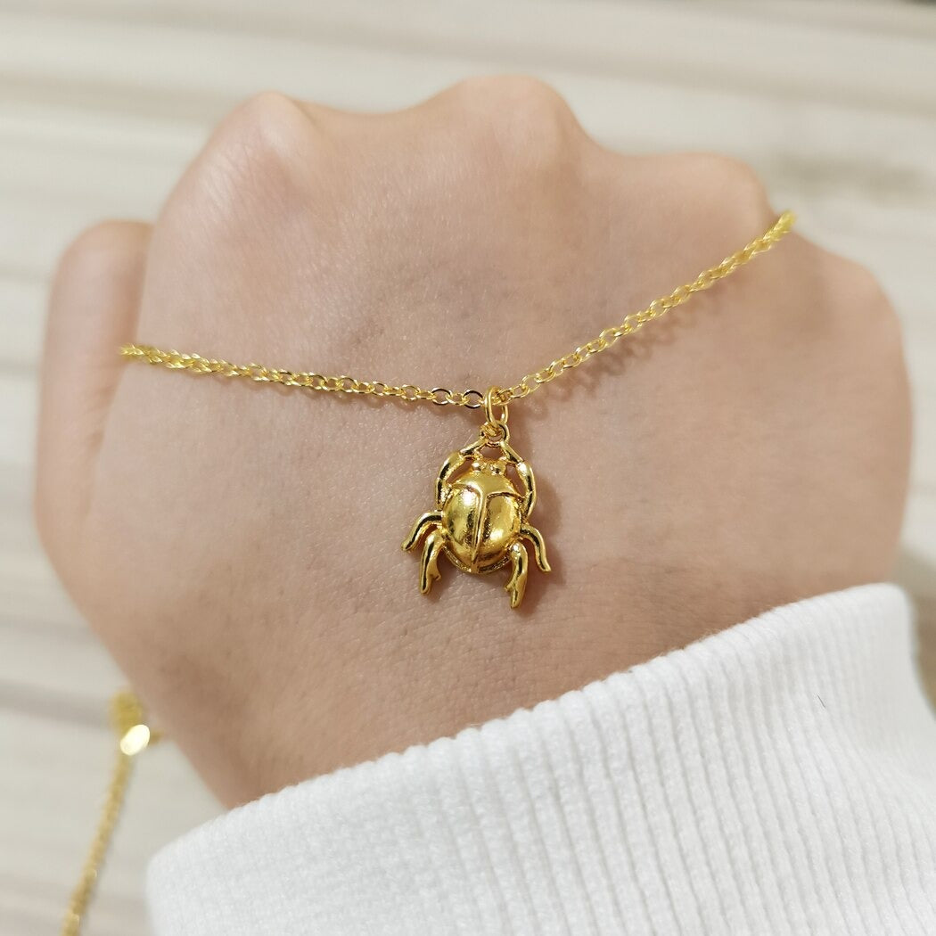 Unikt bille amulett halskjede for kvinner. Et spesielt smykke som skiller seg ut som et flott tilbehør.