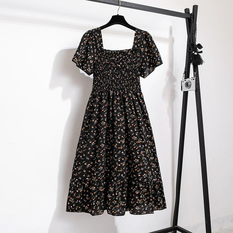 Komfortabel blomstret midikjole, perfekt lengde for sommer og vår. En allsidig og elegant damekjole i mote.