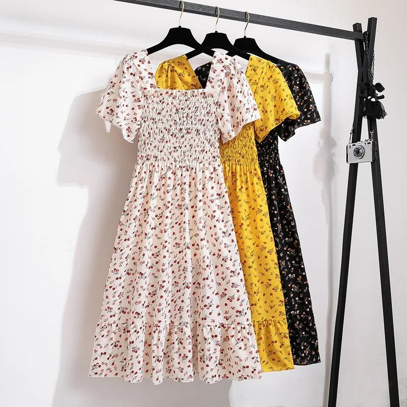 Motebevisst blomstret midikjole for kvinner. Elegant, plissert og allsidig sommerkjole til casual og fest.