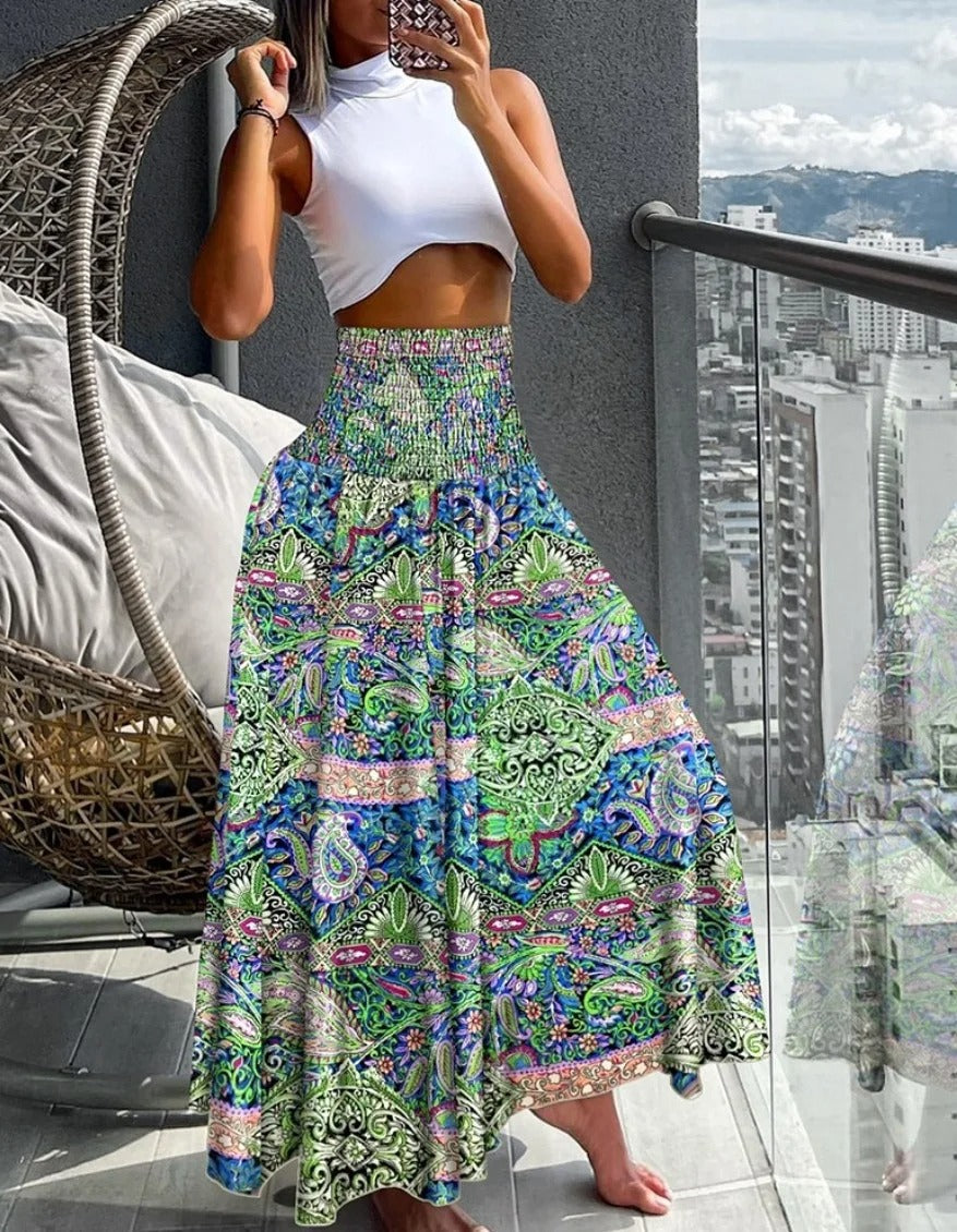 Kvinner blomstret omslagsskjørt stylet for elegant sommerlook. Perfekt flytende strandmote skjørt.