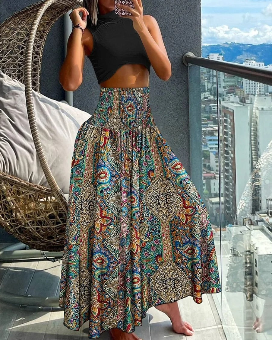 Tekstur av lett, flytende stoff på det blomstrede omslagsskjørtet. Komfortabelt og elegant for sommer.