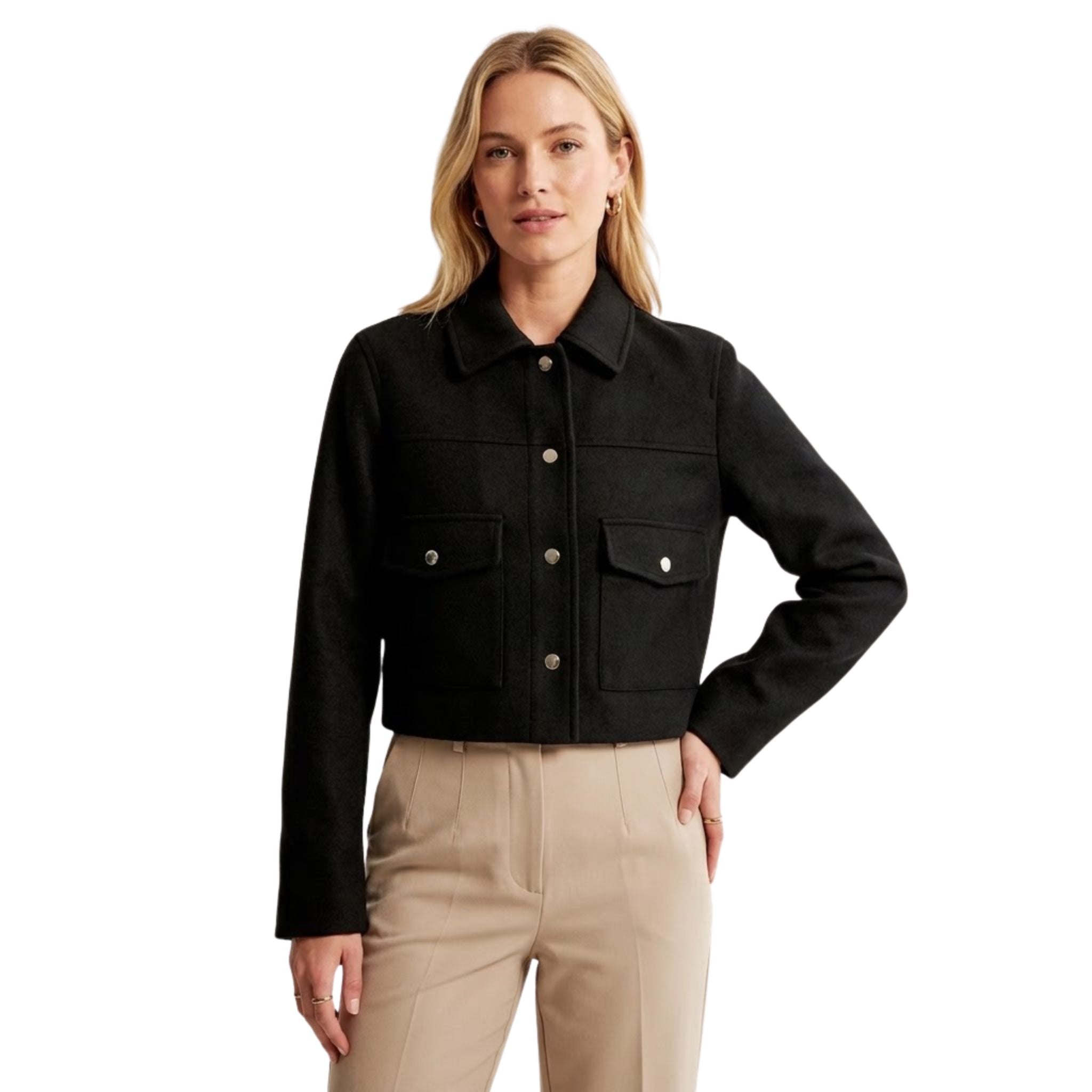Kvinner cropped bomberjakke. Stilfullt yttertøy for dame, perfekt til vår og høst. Mote og casual stil.