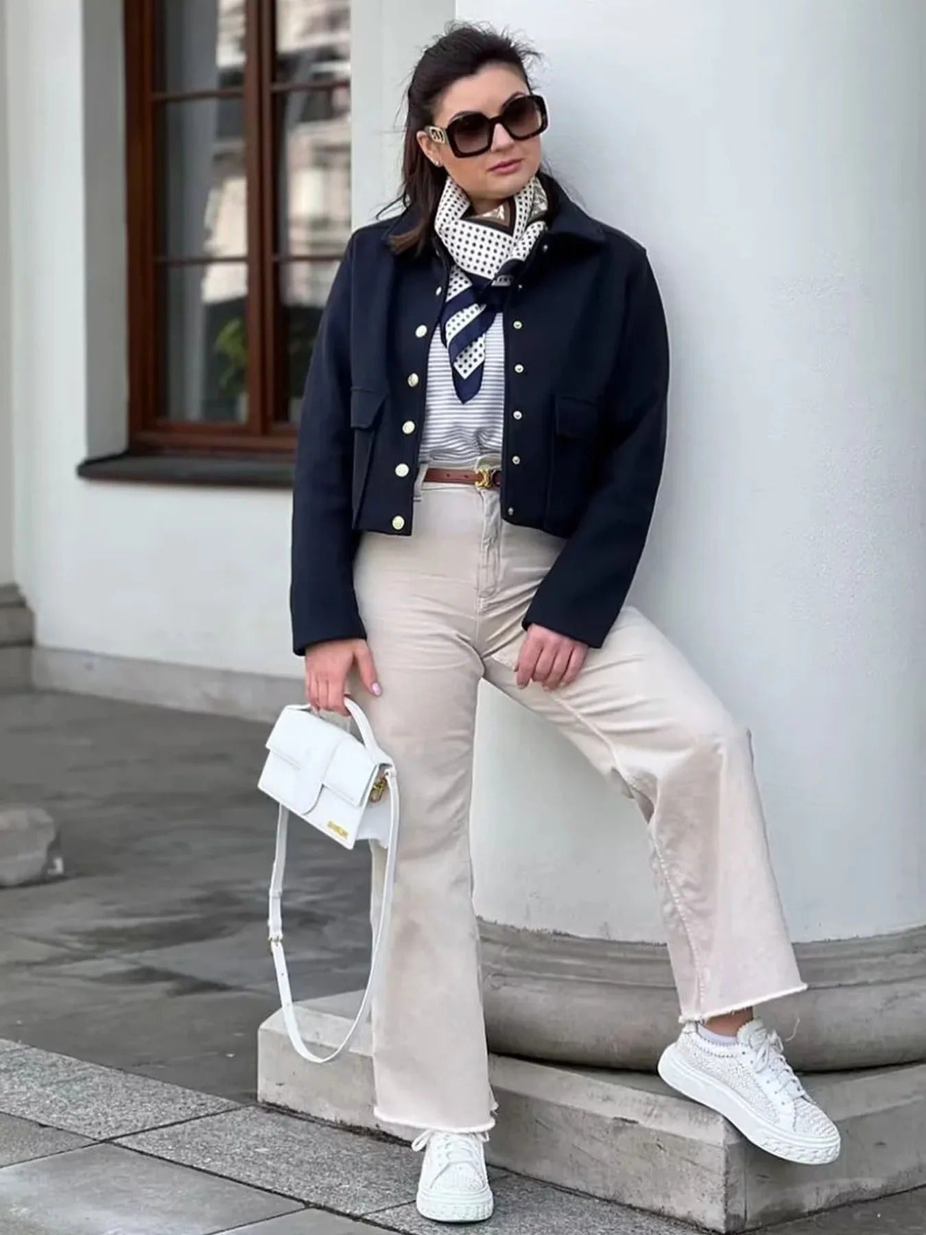 Elegant dame bomberjakke, cropped stil. Ideell vår- og høstjakke for kvinner som søker mote og funksjonalitet.