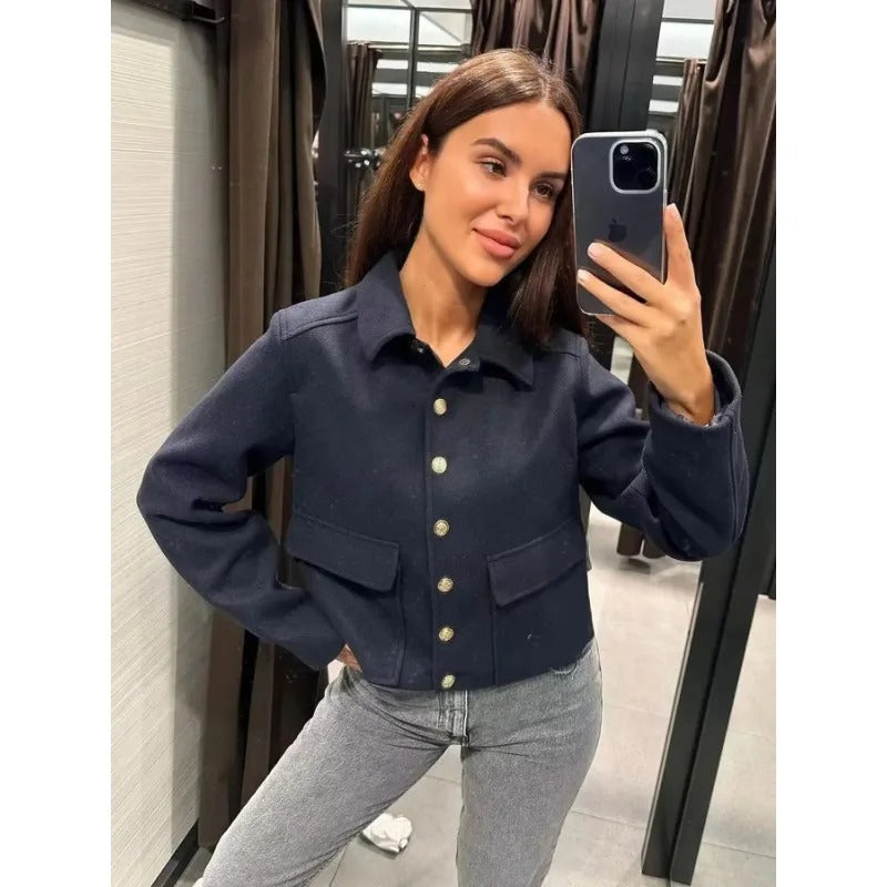 Kvinner i casual antrekk med cropped bomberjakke. Perfekt for en trendy og komfortabel look. Dame yttertøy.