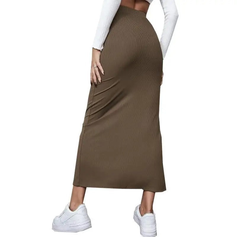 Allsidig kvinneskjørt; høy midje, elegant splitt og slank passform. Perfekt for jobb eller fritid.
