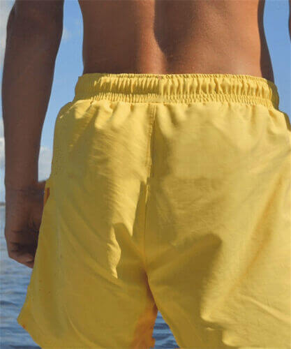 Ferieklare svømmeshorts for kvinner, endrer farge når våte. Komfortabel strandmote.