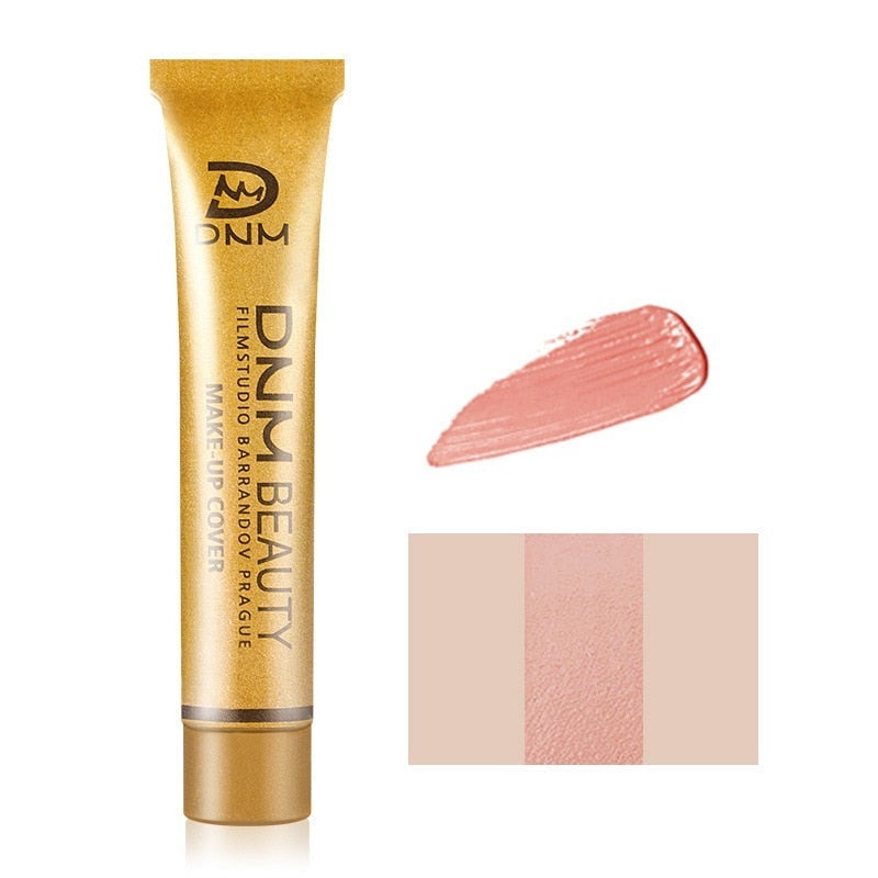 Før/etter bilde: Usynlig concealer dekker ujevnheter for feilfri hud, skjønnhet.