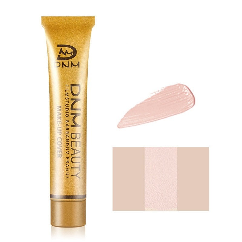 Tekstur av concealer på fingertuppen. Langvarig, lett dekkrem for naturlig ansiktsmakeup.