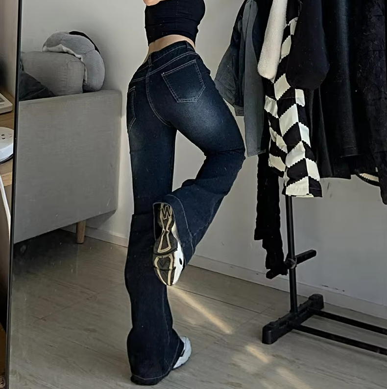 Mote streetwear flare-jeans for kvinner med lav midje. Utsvingt passform og høy stretch for trend & komfort.