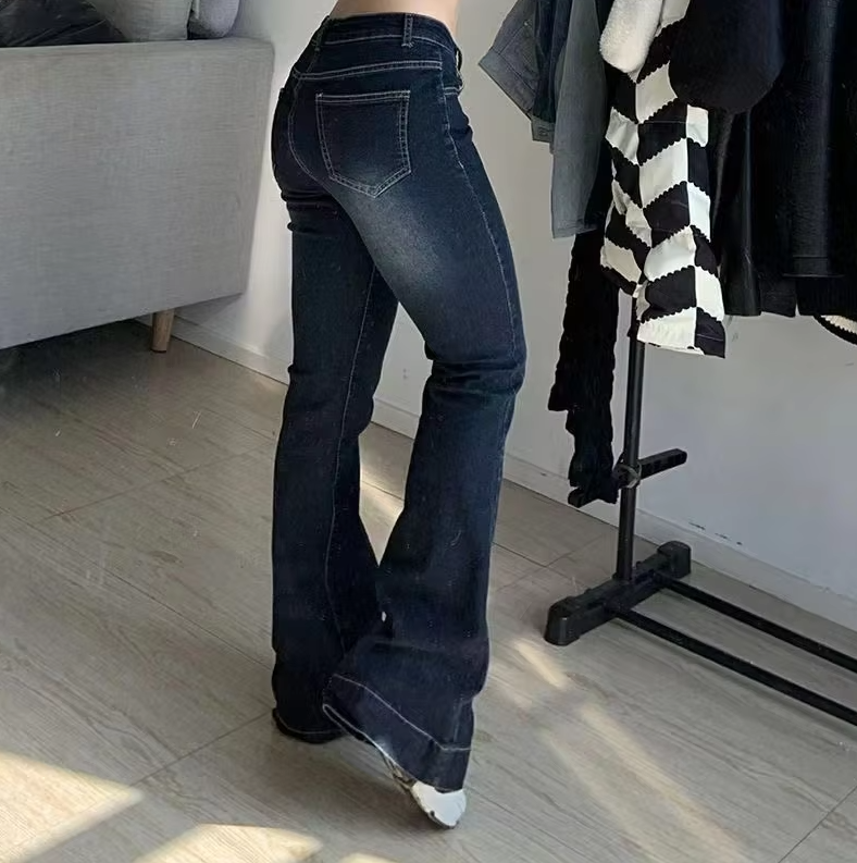 Dame flare-jeans med lav midje i blå denim. Retro utsvingt passform, perfekte for streetwear og hverdagsbruk.