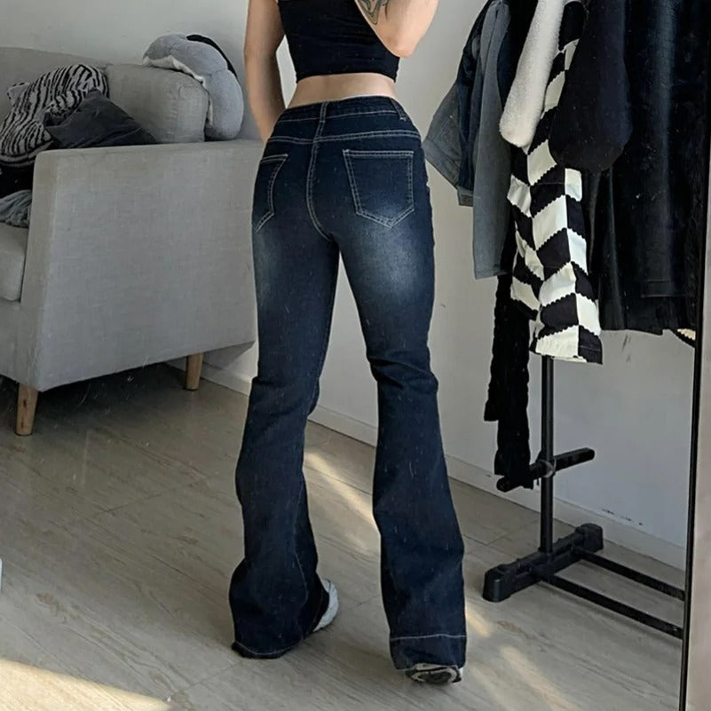 Retro stil flare-jeans for kvinner. Lav midje og utsvingt passform gir et trendy, komfortabelt uttrykk.