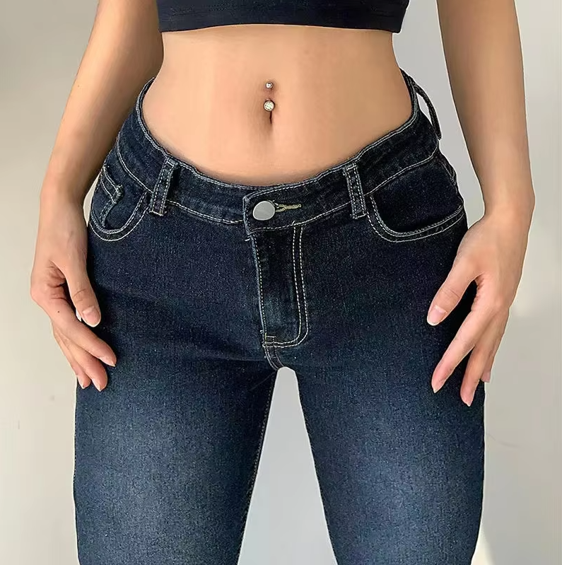 Streetwear kvinner jeans: lav midje, utsvingt passform og høy stretch. Allsidige og komfortable til daglig bruk.
