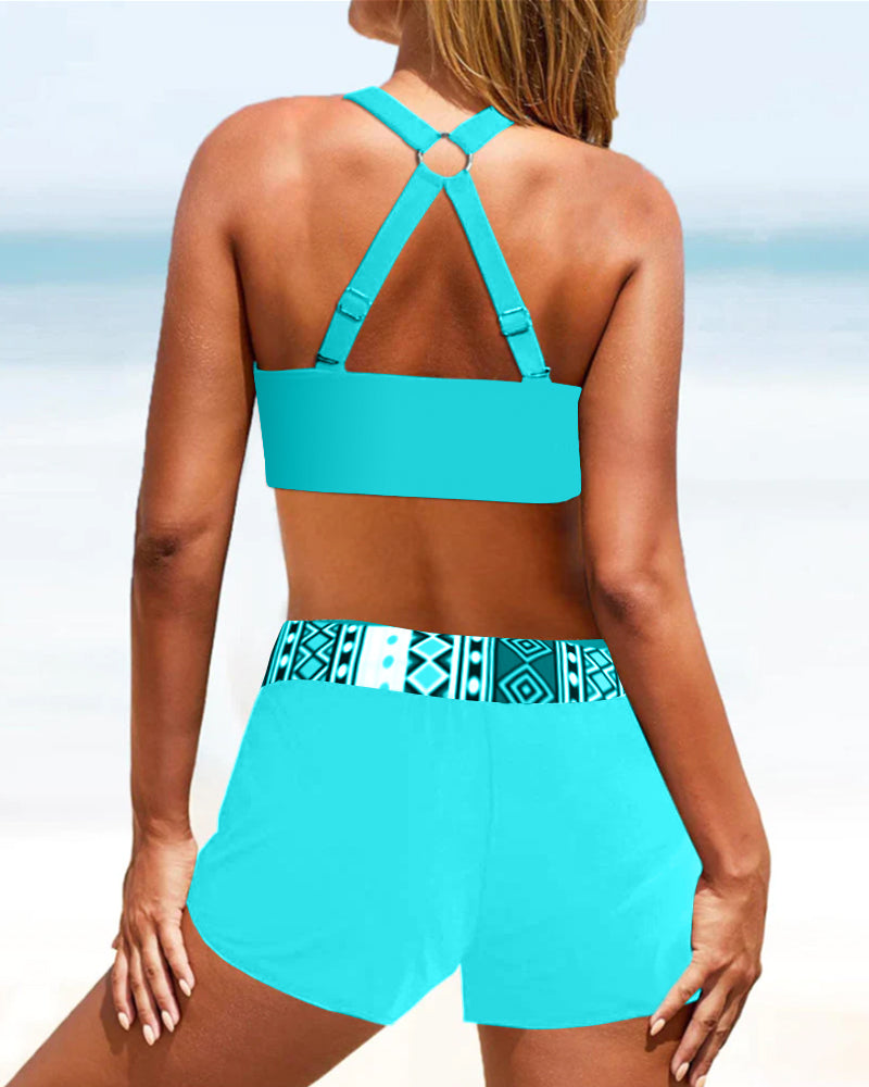 Komplett sett: Kvinne høy midje bikini med levende geometrisk mønster, klar for solfylte sommerdager.