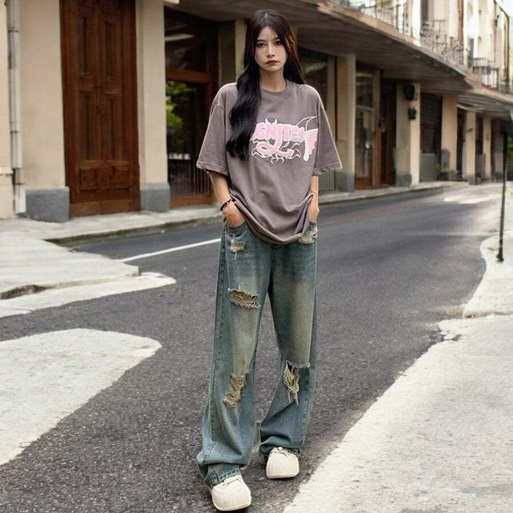 Trendy høytaljede damejeans med stilige ripped detaljer og vide ben. Ideelle for festival eller en kul hverdag.