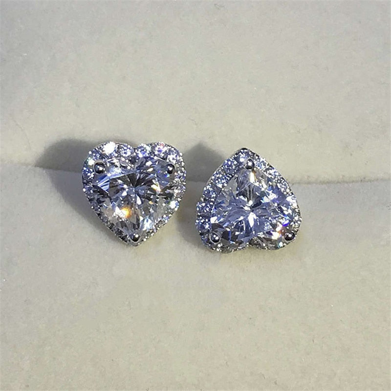 Detaljert bilde av en kvinnering i hjerteform med mange cubic zirconia steiner.