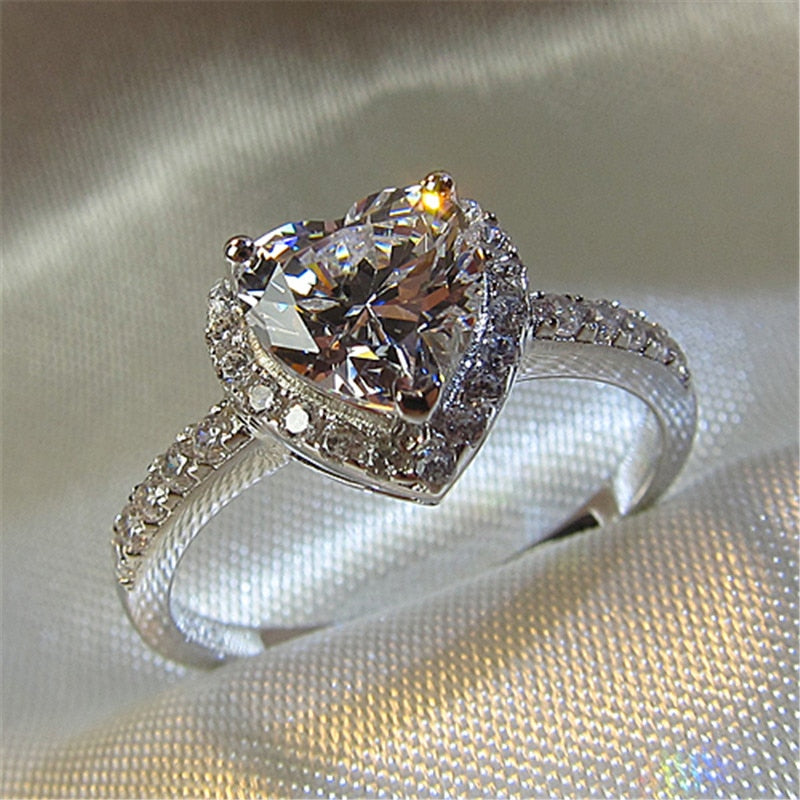 Romantisk sølv hjertering med skinnende cubic zirconia. Flott for spesielle anledninger.