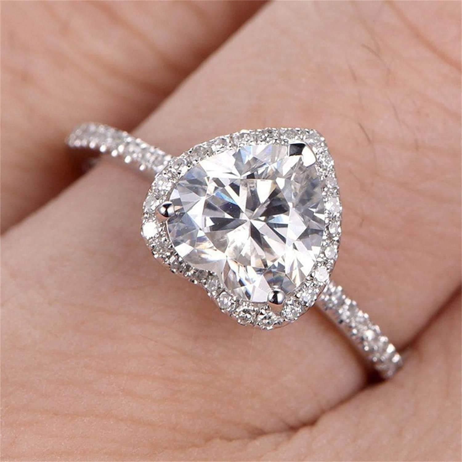 Kvinnering med hjerte og cubic zirconia. Uttrykk din kjærlighet med dette elegante smykket.