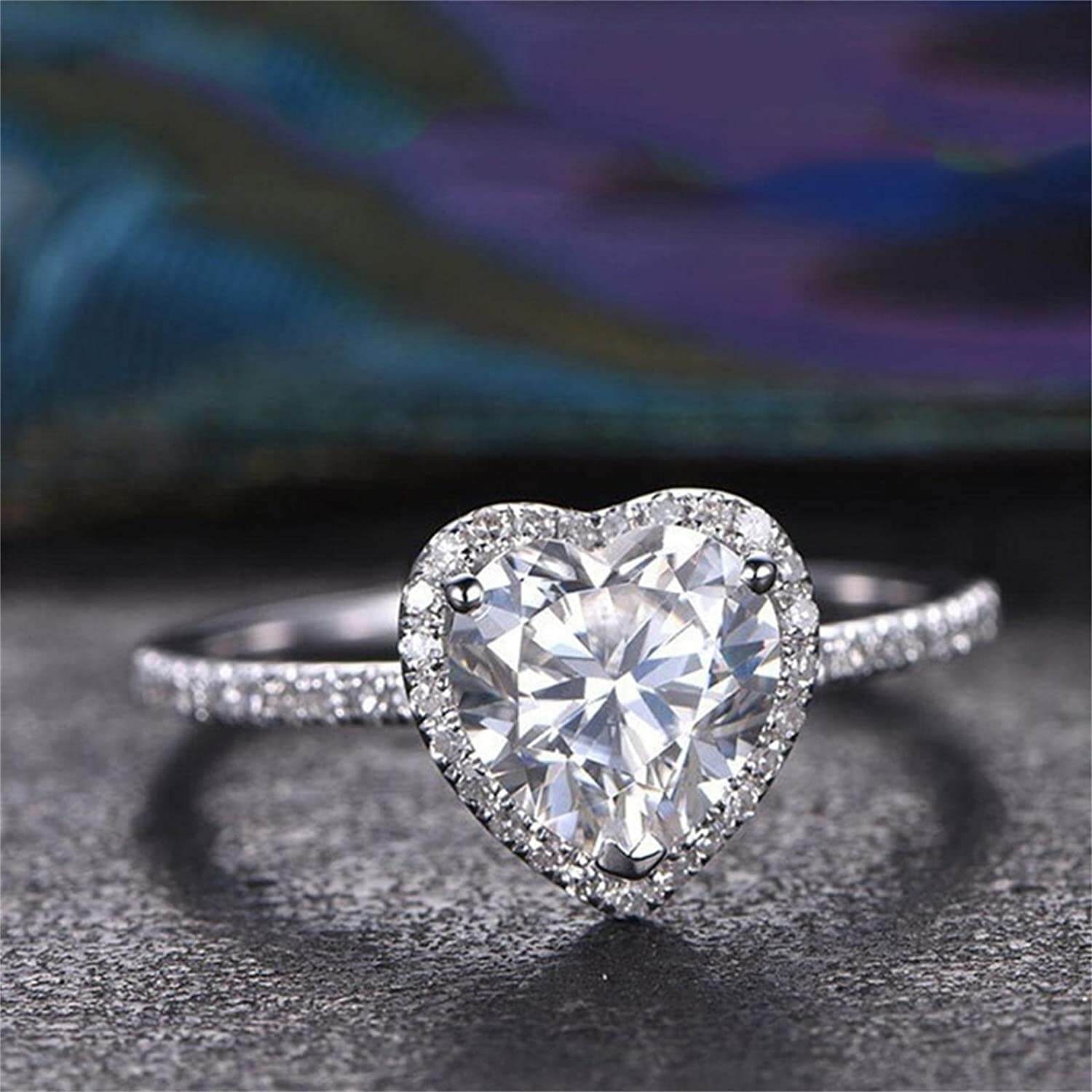 Stilren hjertering for kvinner, med intrikat innfelt cubic zirconia. Smykke for forlovelse.