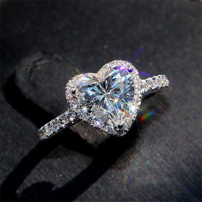 Sølv hjertering med vakre cubic zirconia, symboliserer evig kjærlighet og forlovelse.