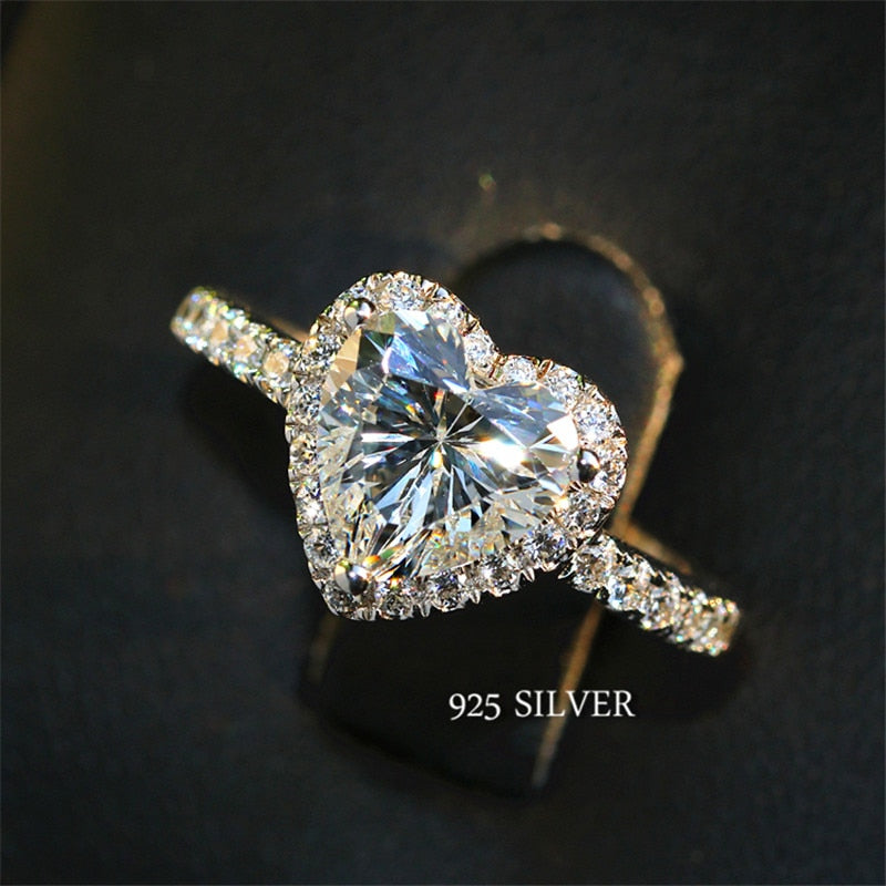 Nærbilde av glitrende cubic zirconia på en kvinnering med hjerteform.
