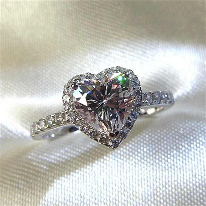 Moderne sølv hjertering for kvinner, pyntet med strålende cubic zirconia steiner.