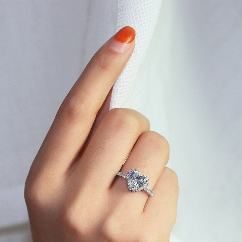 Delikat kvinnering i hjerteform med innfattede cubic zirconia. Nydelig smykke.