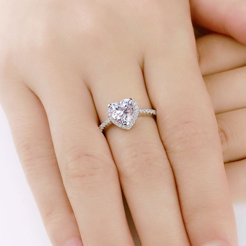 Luksuriøs hjertering for kvinner i sølv med glitrende cubic zirconia. Et kjærlighetsløfte.