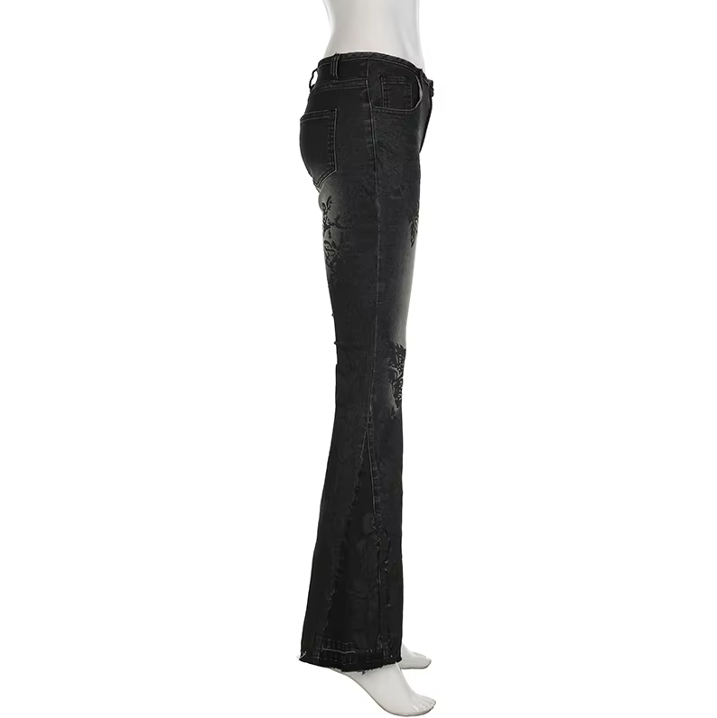Vintage kvinner jeans med lav midje og delikat blomstertrykk. Komfortabel flared passform.