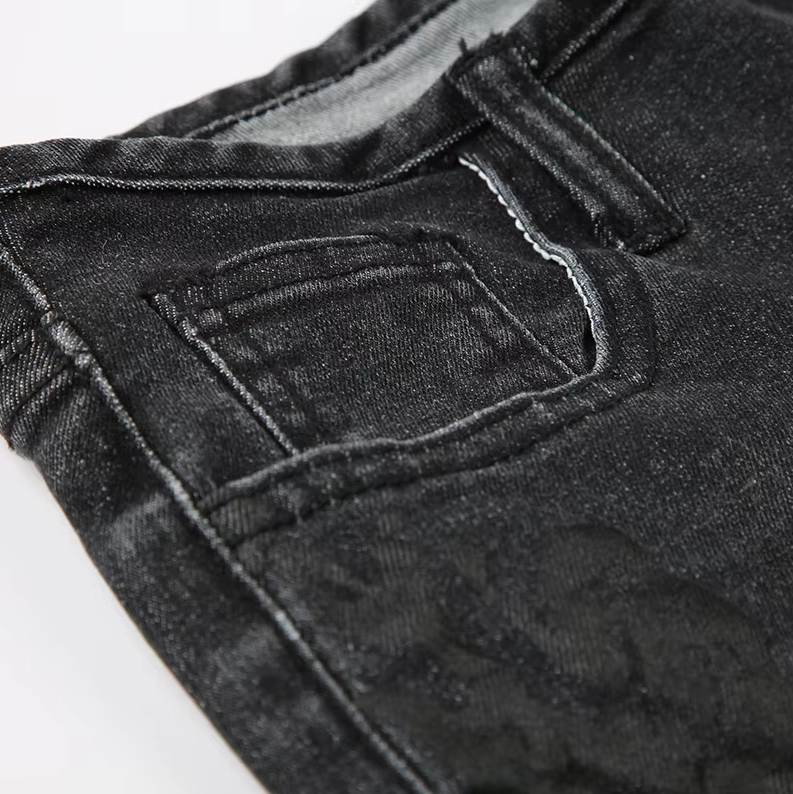 Mote jeans for kvinner: lav midje, blomstertrykk. Perfekt casual vår/sommer look.