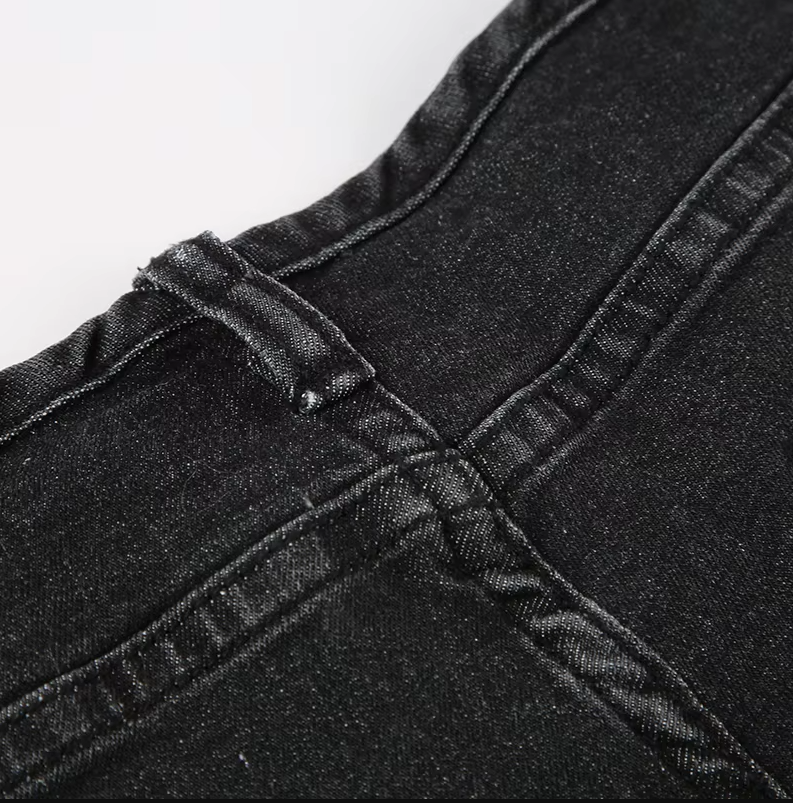 Kvinner jeans, lav midje med friskt blomstertrykk. Trendy flared design, ideell for sommer.