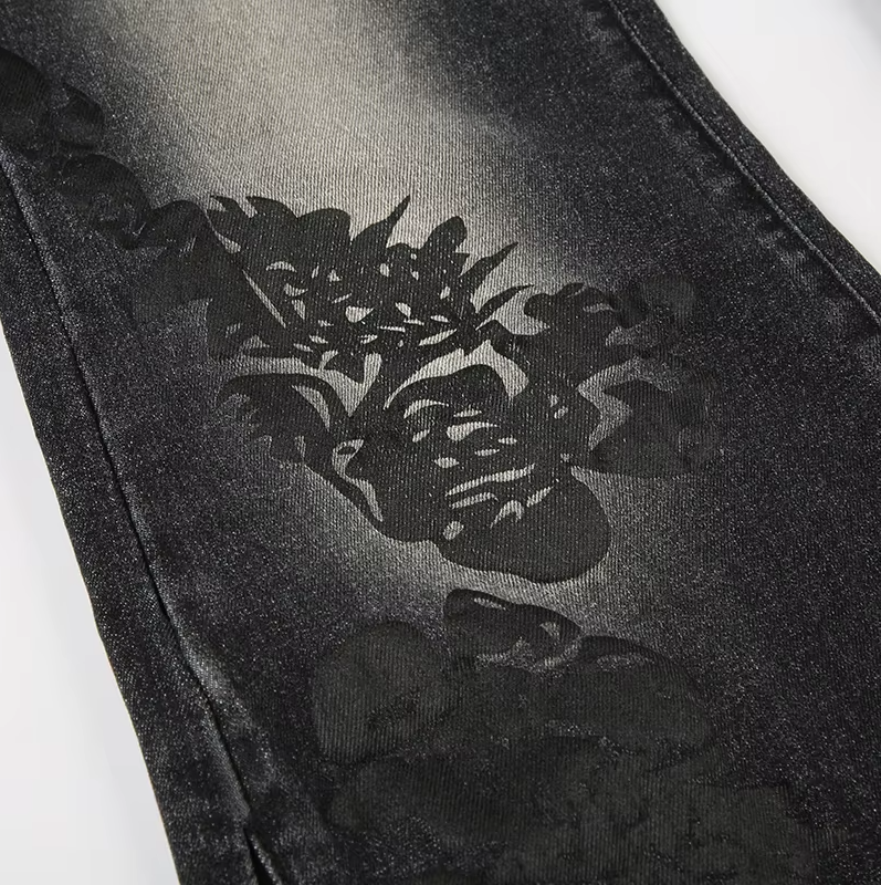 Lav midje jeans for kvinner med allover blomstertrykk. Komfortable flared bukser.