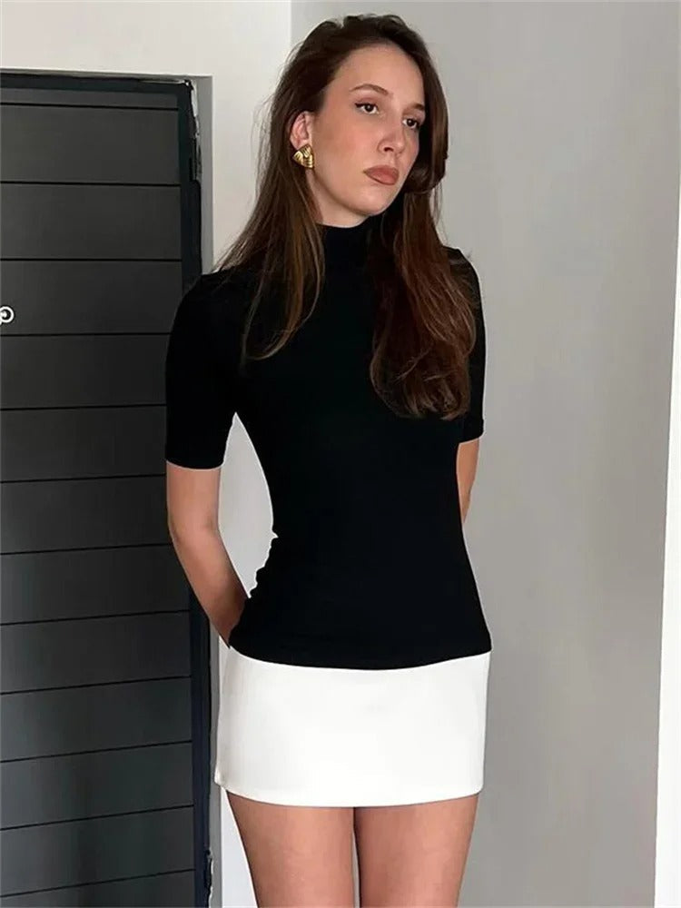 Stilig damekjole: Bodycon minikjole med kontrastfarget patchwork design, perfekt for fest.