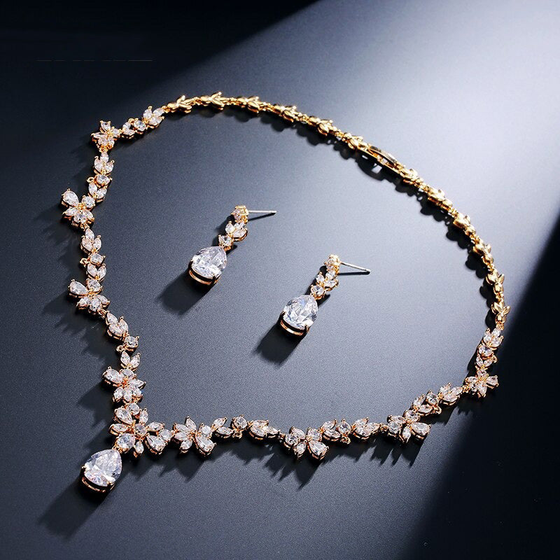 Detalj av krystall smykkesett med cubic zirconia stener. Tidløs eleganse for kvinner.