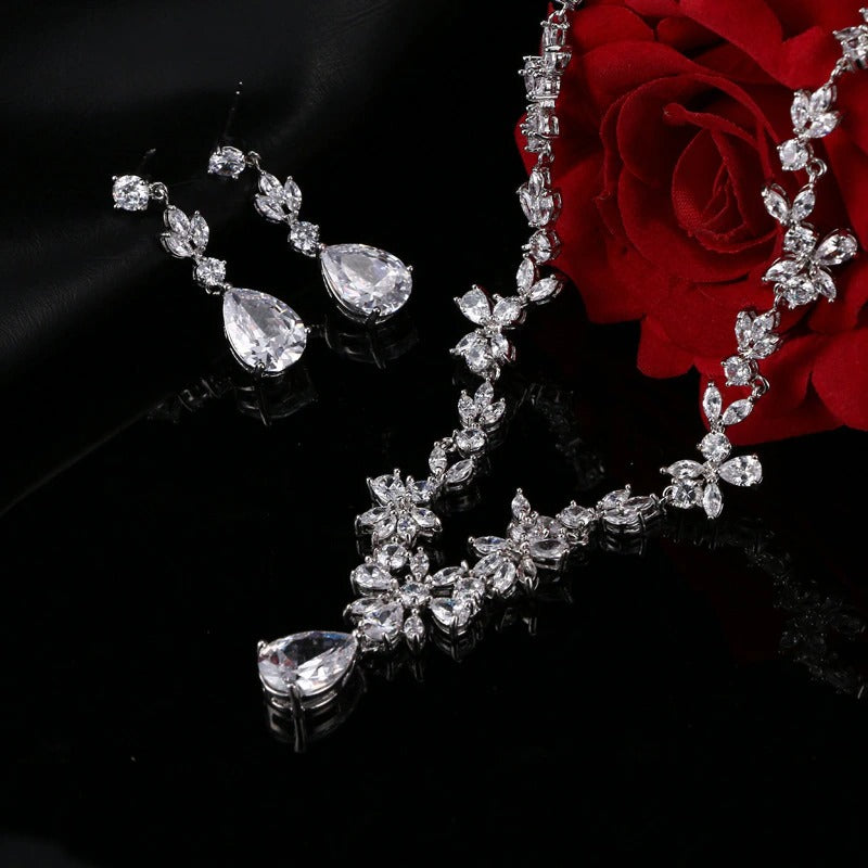 Rosegull krystall smykkesett. Delikat halskjede og øredobber med cubic zirconia for kvinner.