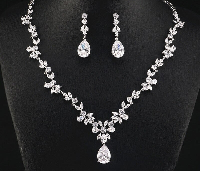 Elegante krystall øredobber med glitrende cubic zirconia. Del av smykkesett for kvinner.