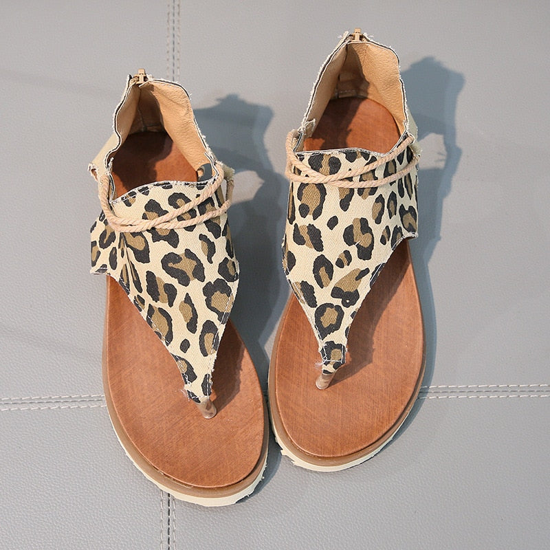 Kvinner leopard gladiator sandaler. Trendy sommersko med dyreprint og komfortabel passform for fritid.