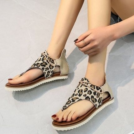 Elegante leopardprint gladiatorsandaler for kvinner. Moteriktige sommersko med dyreprint for trendy antrekk.