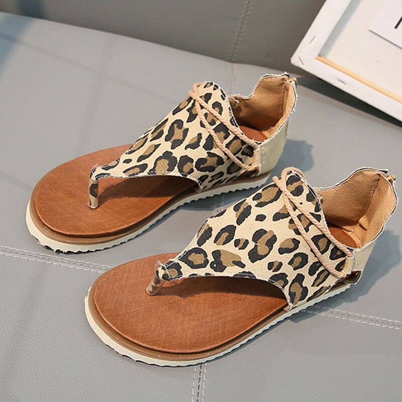 Stilige damesandaler med leopardprint. Gladiatorstil, komfortable flats – ideelle sommersko med dyreprint.