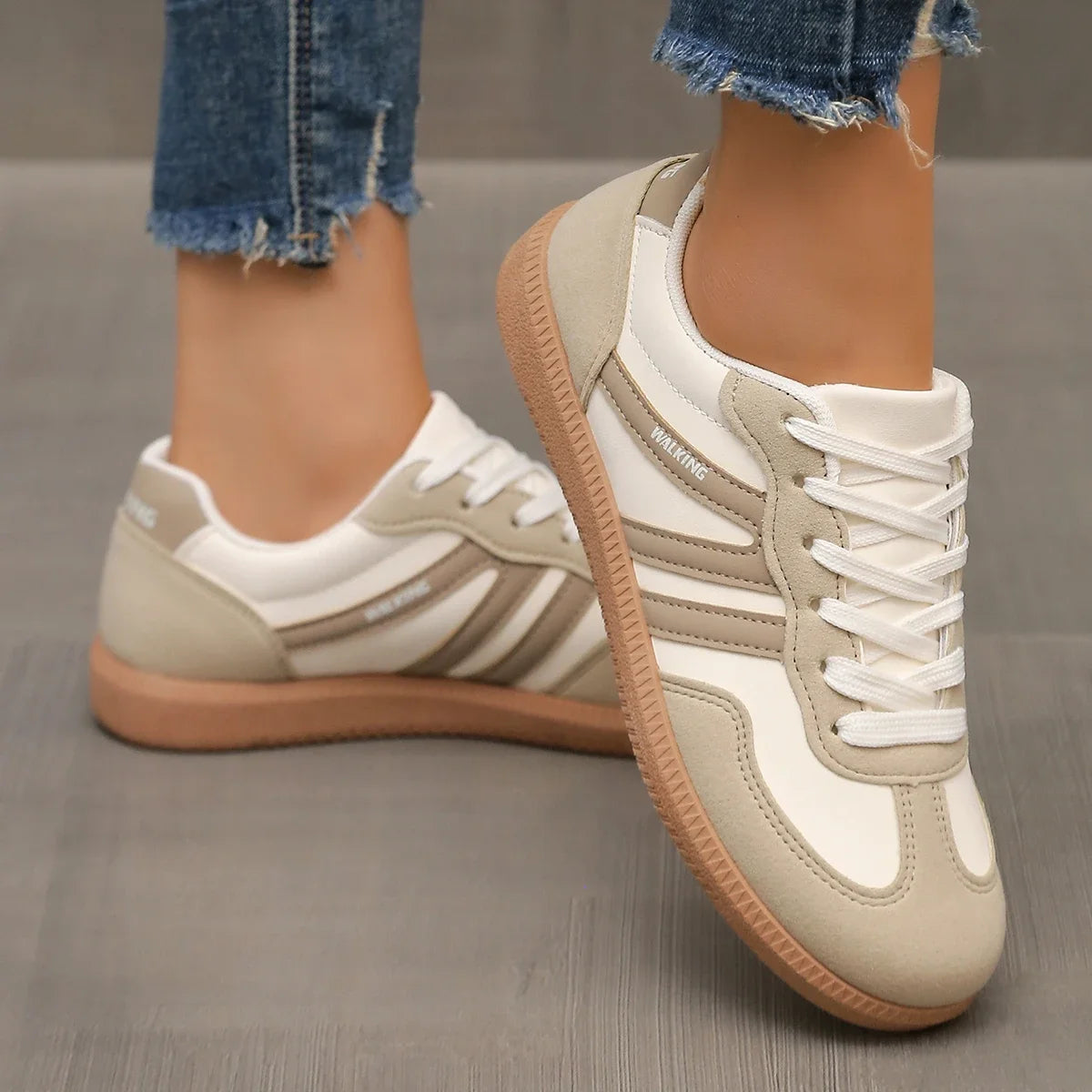 Stilfulle brun damesko; pustende og komfortable sneakers med ortopedisk fotbuestøtte for lange gåturer.