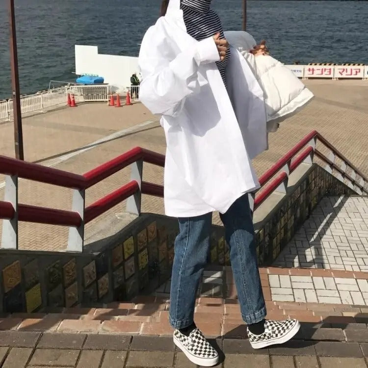 Trendy oversized dameskjorte langermet. Moderne og komfortabelt valg for mange anledninger, basic stil.
