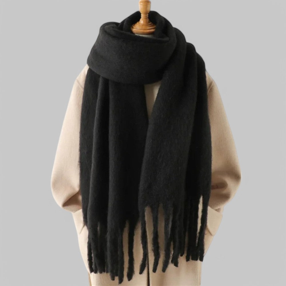 Kvinnes oversized langt skjerf. Varmt, elegant vintermote og et praktisk hverdagstilbehør.
