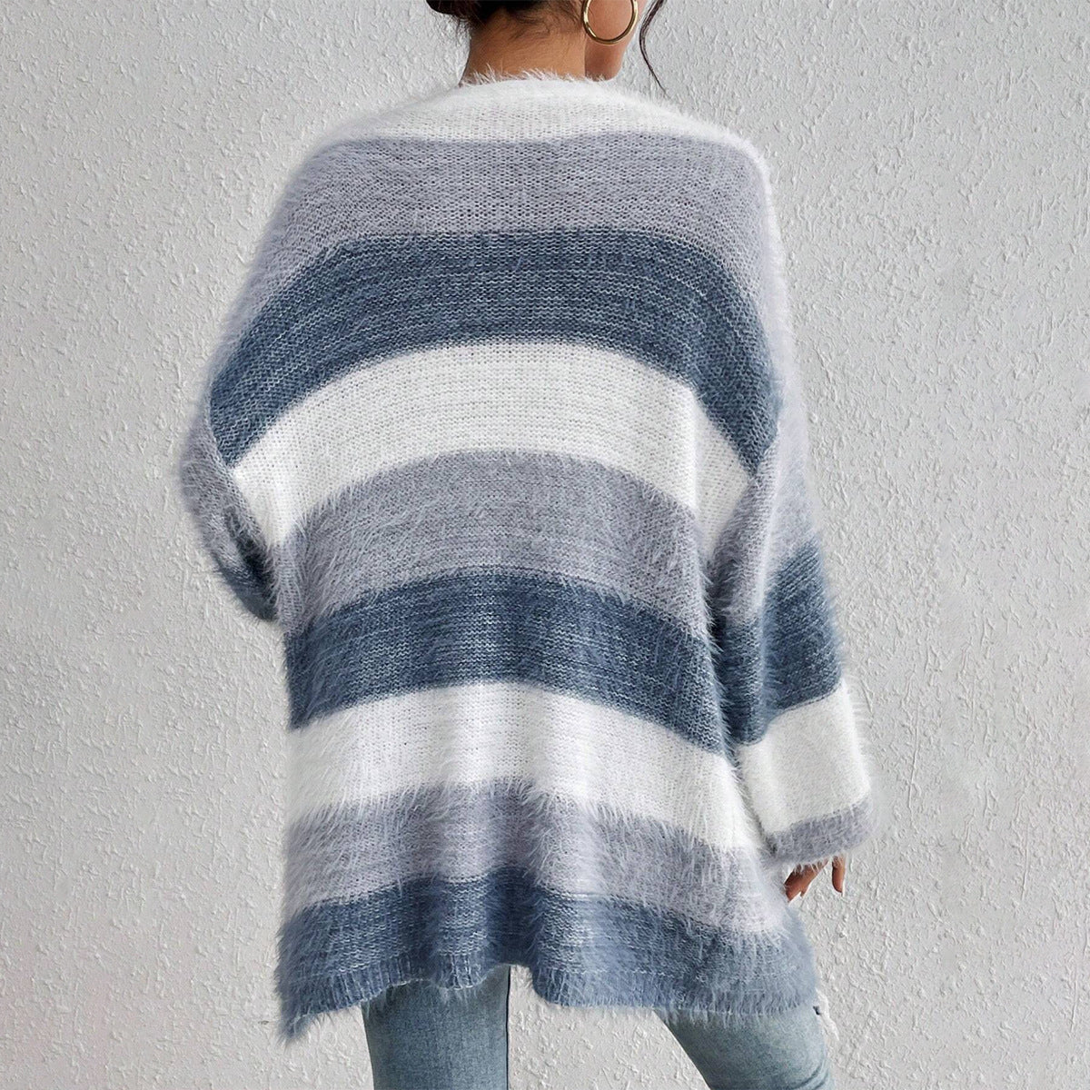 Myk strikket oversized cardigan for kvinner i lys blå stripet mønster. Ideell for kaldere dager.