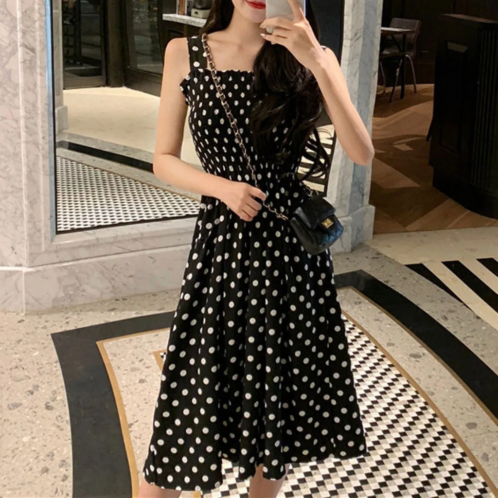 Komfortabel plus size polka dot kjole for kvinner, ermeløs og luftig til sommeren.