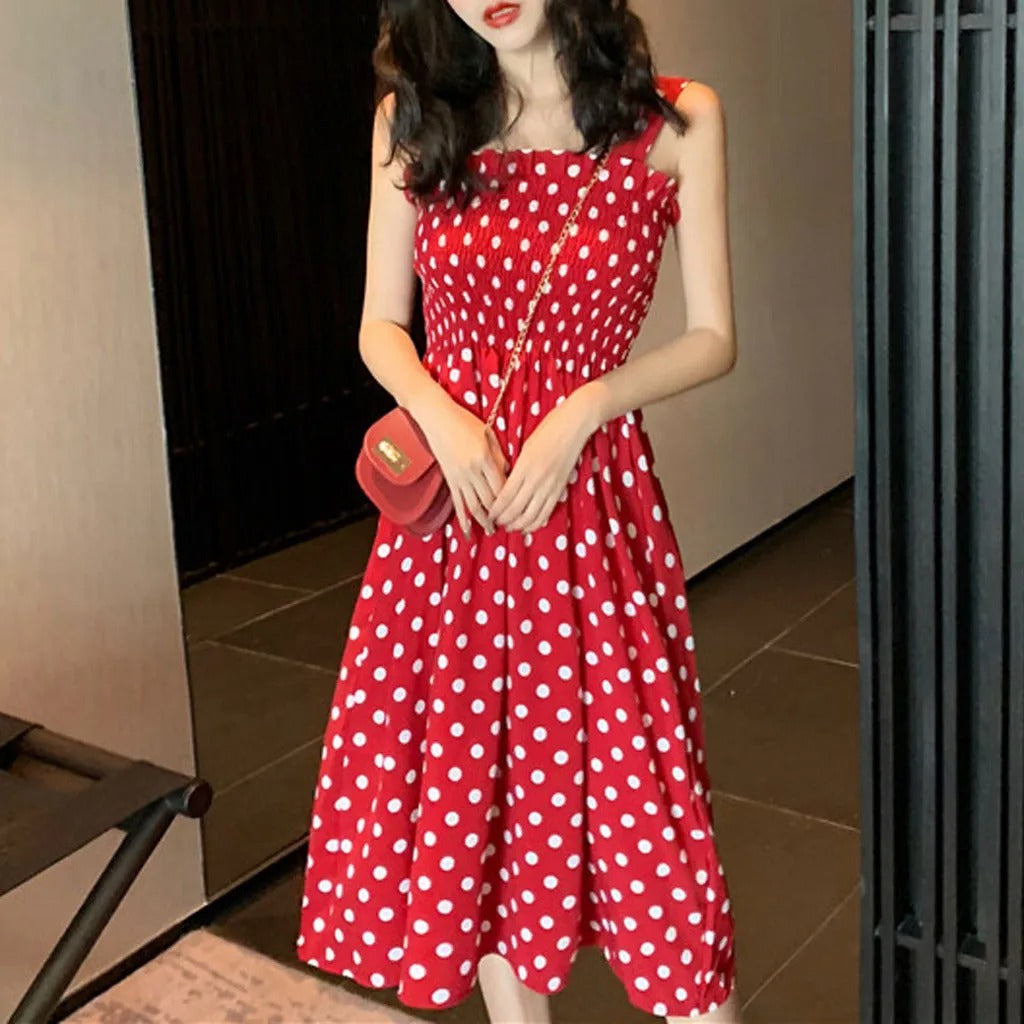 Avslappet og mønstret polka dot kjole for kvinner, perfekt som ermeløs sommer- eller fritidskjole.
