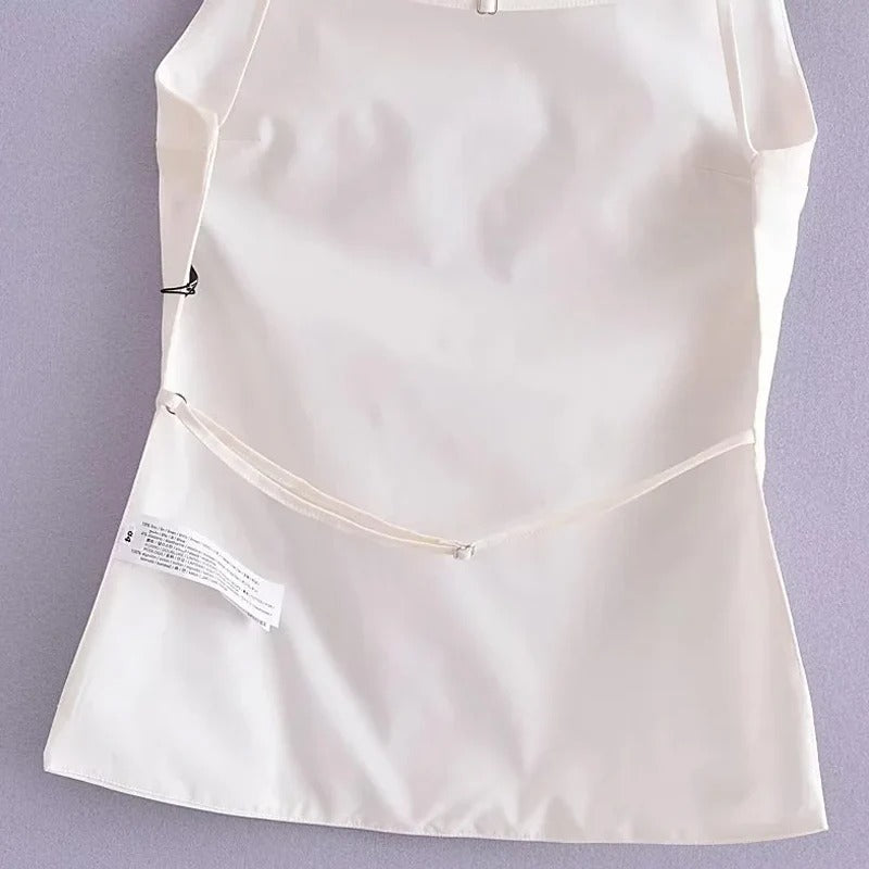 Komfortabel ryggfri topp med firkantet hals. Moderne og elegant kvinnemote, ideell basic topp.