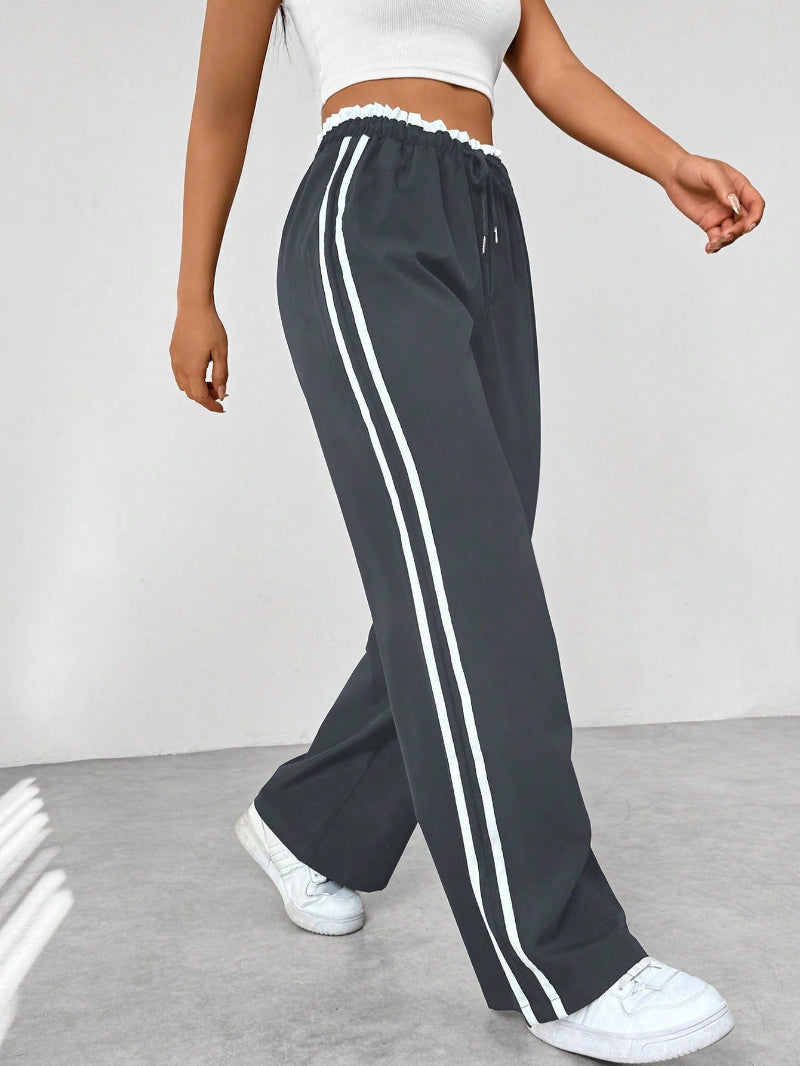 Kvinner's trendy sporty vide benbukser med høy midje i svart, perfekt for casual fritidsbruk og streetwear.