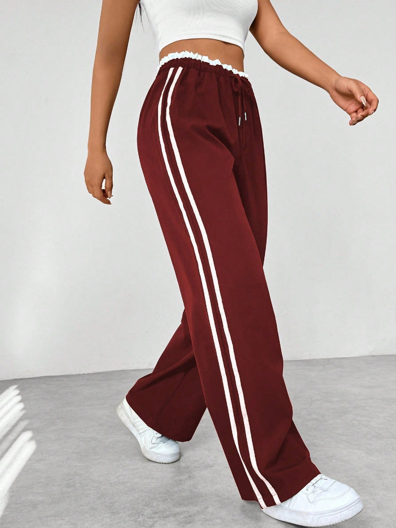 Komfortable damebukser med vide ben i mørkeblå, ideelle for en avslappet men stilig hverdagslook.