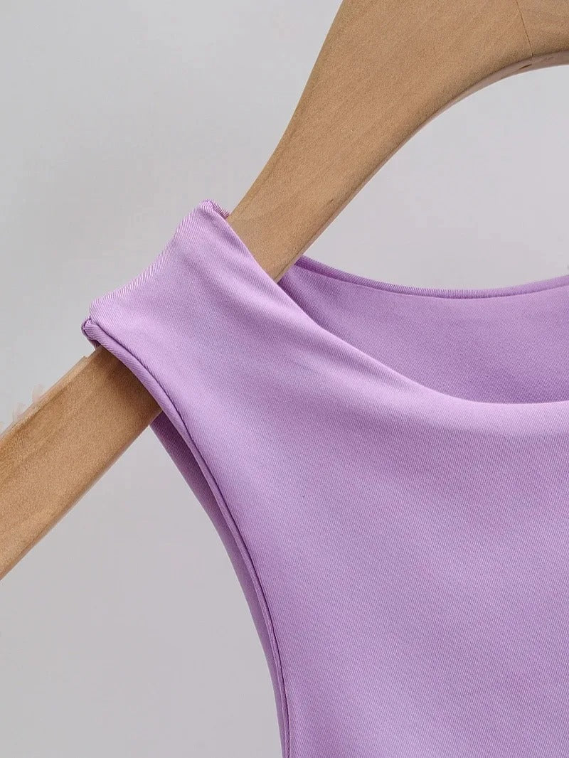 Detaljbilde av slim fit tanktopp for kvinner, viser den klassiske o-halsen og myke stoffet.